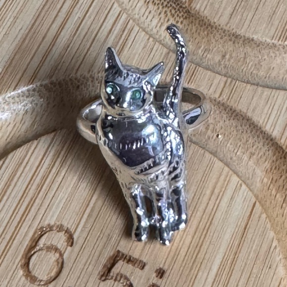 Art Nouveau Style Cat Ring with Peridot eyes
925 Sterling Silver - Picture 8 of 9
